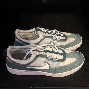 Men’s 10.5 Nike Nyjah